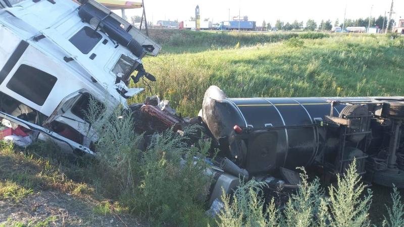 В Самарской области в ДТП с двумя фурами погиб человек