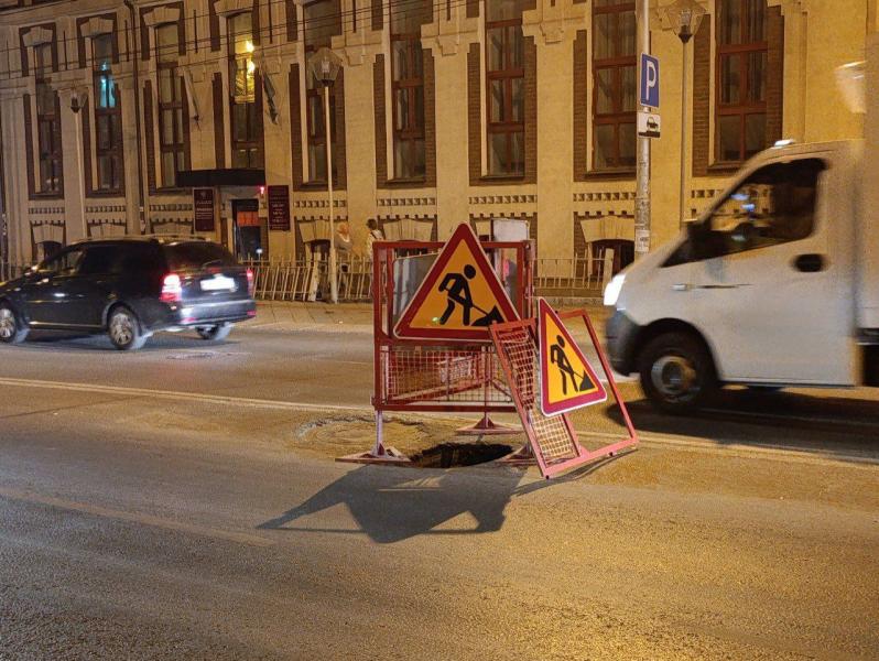 Самарский блогер устал ждать решения дорожных проблем, купил крышку люка и залатал яму