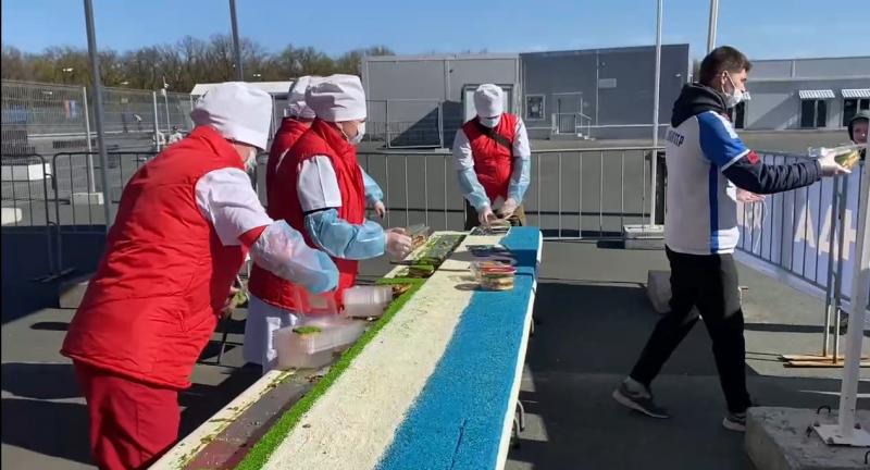 Болельщиков "Крыльев Советов" угощают 7-метровым тортом в честь 80-летия клуба