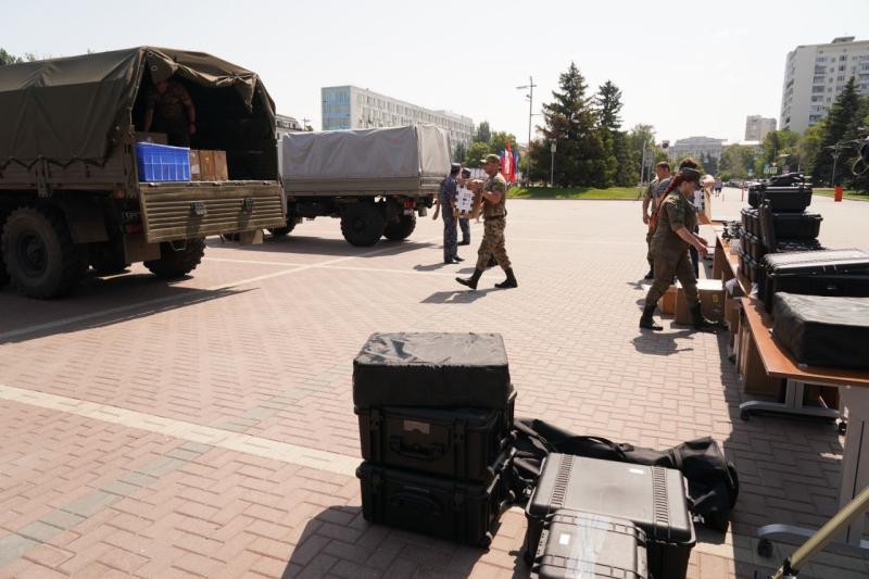 Вячеслав Федорищев передал бойцам 2-й армии и сотрудникам спецподразделений Росгвардии спецтехнику и обмундирование