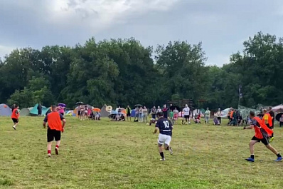 На Мастрюковской поляне прошла товарищеская игра между сборной фестиваля и ветеранами самарского футбола