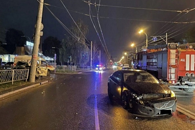 На Стара-Загоре в Самаре водитель "Вольво" устроил дорожный коллапс