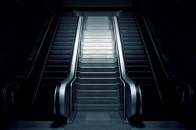 В Самаре на станции метро "Спортивная" отвалилась облицовочная плитка