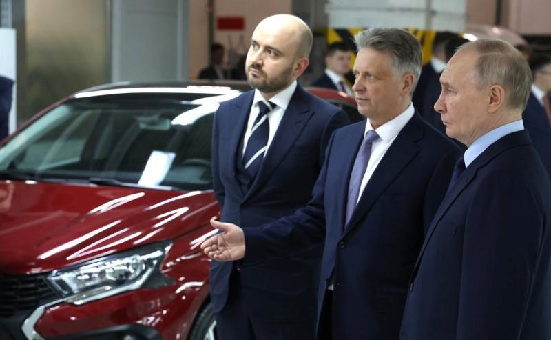 Президент Владимир Путин в рамках рабочей поездки в Самарскую область посетил АВТОВАЗ  