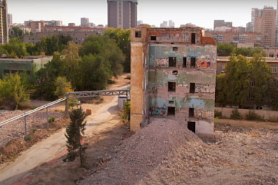 В Самаре снесли заброшенный часовой корпус на территории ЗИМа для возведения высоток