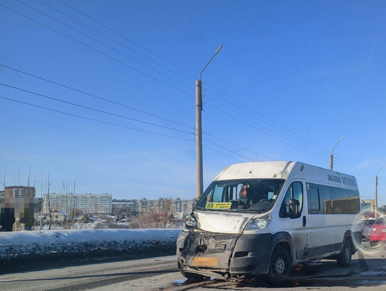 В Сызрани 22 февраля столкнулись две легковушки и автобус 