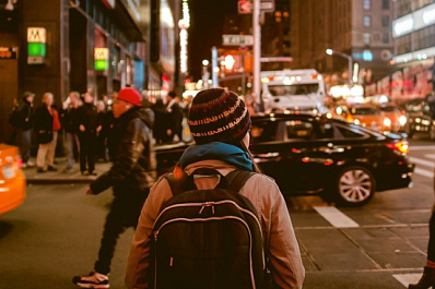 В Самаре неосторожный пешеход угодил под колеса фургона