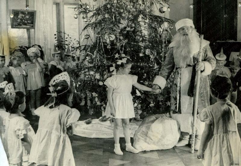 Самарцам показали ретро-фотографию советского новогоднего утренника в детском саду № 105