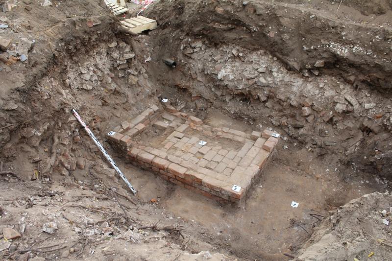 В Самаре в сквере Аксаковых нашли фрагменты двух печей и старинные кирпичи 