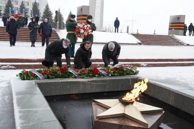 Дмитрий Азаров почтил память участников Сталинградской битвы у Вечного огня на площади Славы 