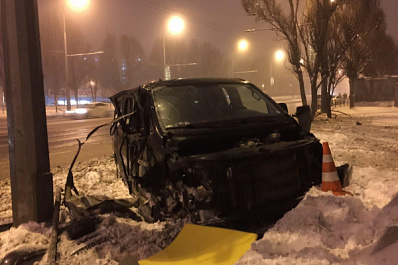 В Самаре водитель микроавтобуса на скорости вылетел на встречку и снес ограждение
