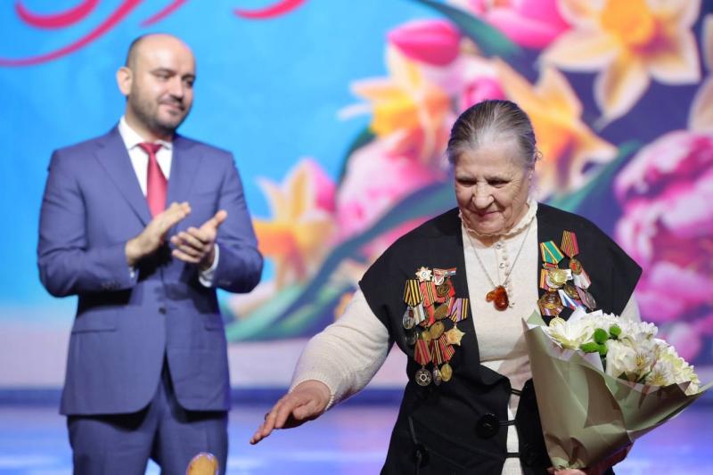 Вячеслав Федорищев наградил заслуженных жительниц Самарской области по случаю Международного женского дня