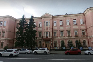 Две высокие ели спилили в Самаре на улице Куйбышева