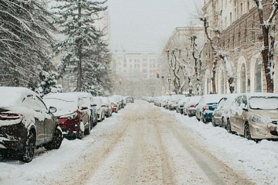 Дмитрий Азаров призвал коммунальщиков активно бороться с последствиями снегопада