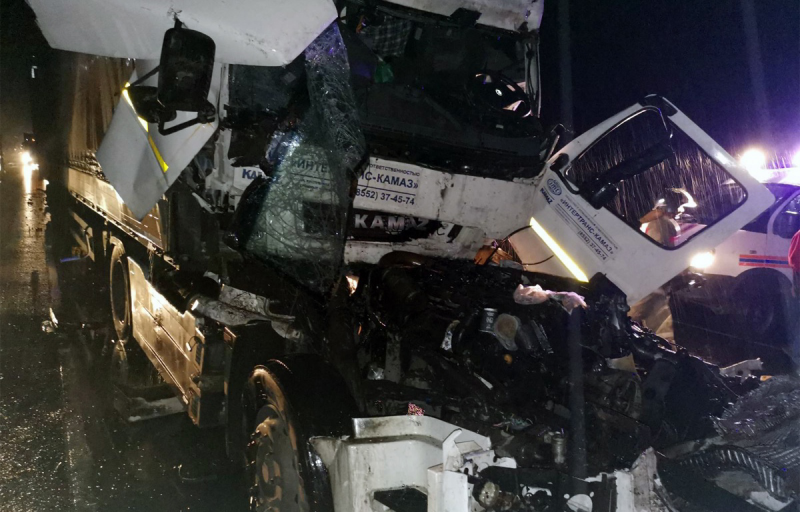 На трассе М5 столкнулись два большегруза, водителя зажало в кабине