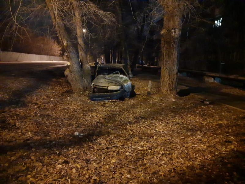 В Самаре водитель "четырнадцатой" влетел в дерево