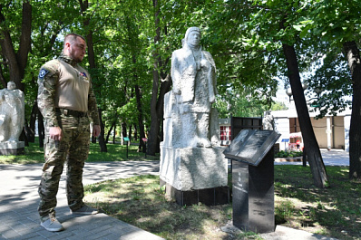 Равнение на прадедов: участник спецоперации провел для школьников Новокуйбышевска урок мужества