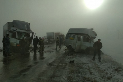 Три человека погибли: маршрутка "Ульяновск - Самара" врезалась в фуру