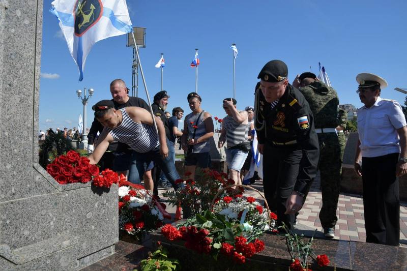 Дмитрий Азаров возложил цветы к памятнику Соловецким юнгам   