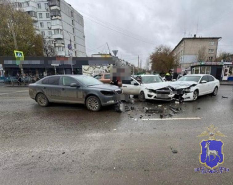 В Самаре в ДТП с двумя "Шкодами" и "Ладой" пострадали мужчина и женщина
