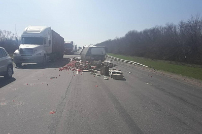 Под Сызранью перевернулась груженая овощами Газель