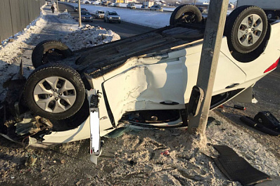 На Московском шоссе в Самаре Hyundai Solaris наехал на бордюр и перевернулся