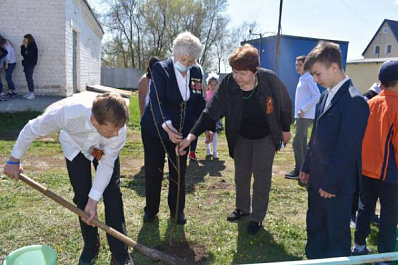 Юные сызранцы высадили "Сад памяти"
