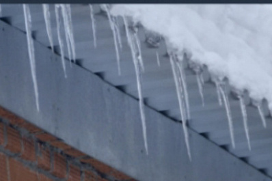 СК начал проверку из-за падения наледи на ребенка в Самаре