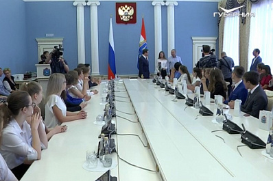 Дмитрий Азаров встретился с выпускниками, получившими высший балл на ЕГЭ