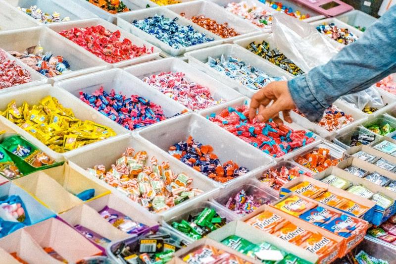 Запретный плод сладок: диетолог назвала самые вредные конфеты