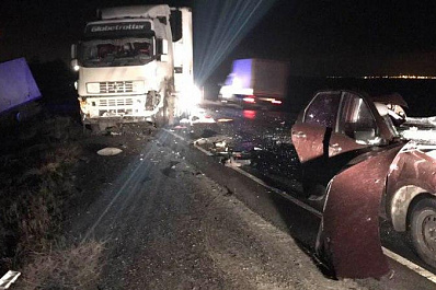 Под Сызранью столкнулись LADA Granta и четыре грузовика