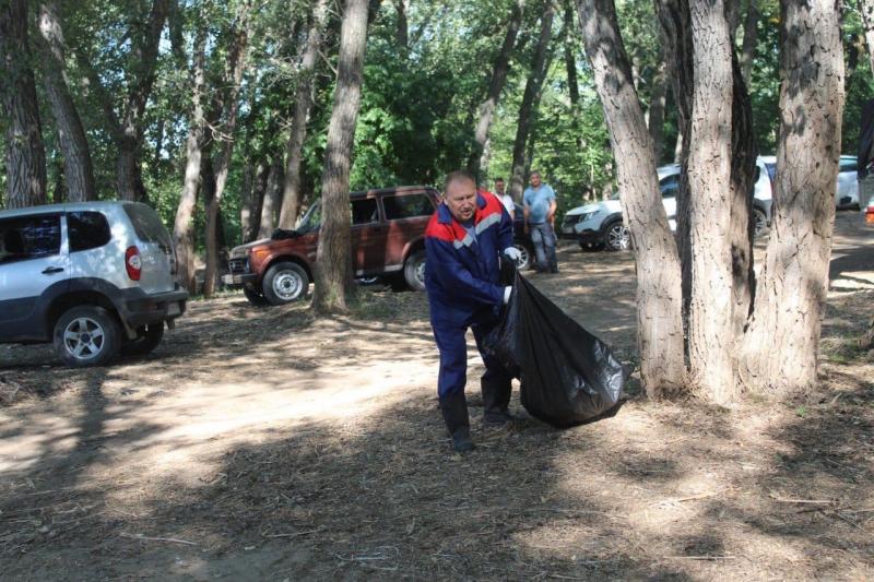 В Малой Царевщине лесники убирают мусор за некультурными отдыхающими