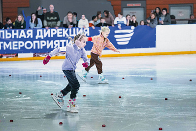 100 человек вышли на старт массового турнира по конькобежному спорту в Самаре