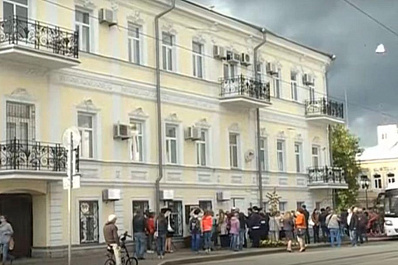 Сквер имени Эльдара Рязанова начали обустраивать на улице Фрунзе