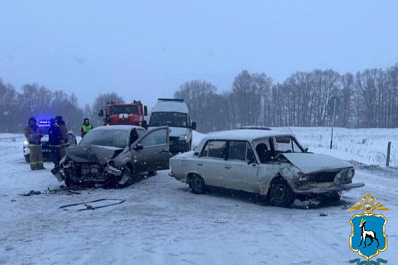 В Сызранском районе 28 декабря столкнулись две "Калины" и "копейка"