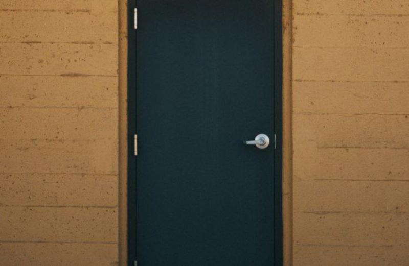 Жительница Самары самовольно установила на лестничной площадке перегородку с дверью 