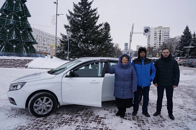 Победители финального розыгрыша викторины "Вакцинация - это жизнь!" получили ключи от квартиры и машины