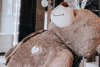 Врач объяснила последствия сна в обнимку с плюшевым мишкой