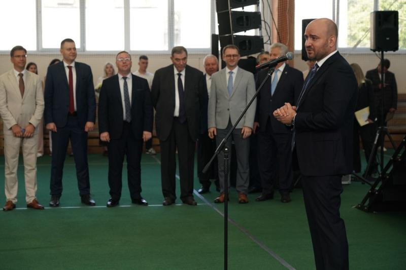 Губернатор Вячеслав Федорищев спел гимн с самарскими студентами