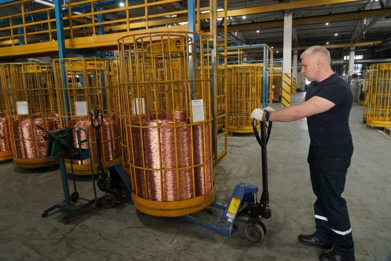 Труд устраивает: ветеран СВО приближает победу на кабельном заводе