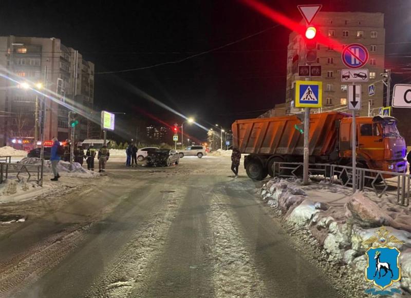 В Самаре 23 декабря грузовик столкнулся с легковушкой