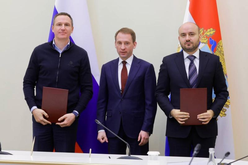 100 новых мусоровозов, 700 млн рублей на контейнерные площадки, оптимизация логистики: в Самарской области усиливают работу регоператора по обращению с ТКО 