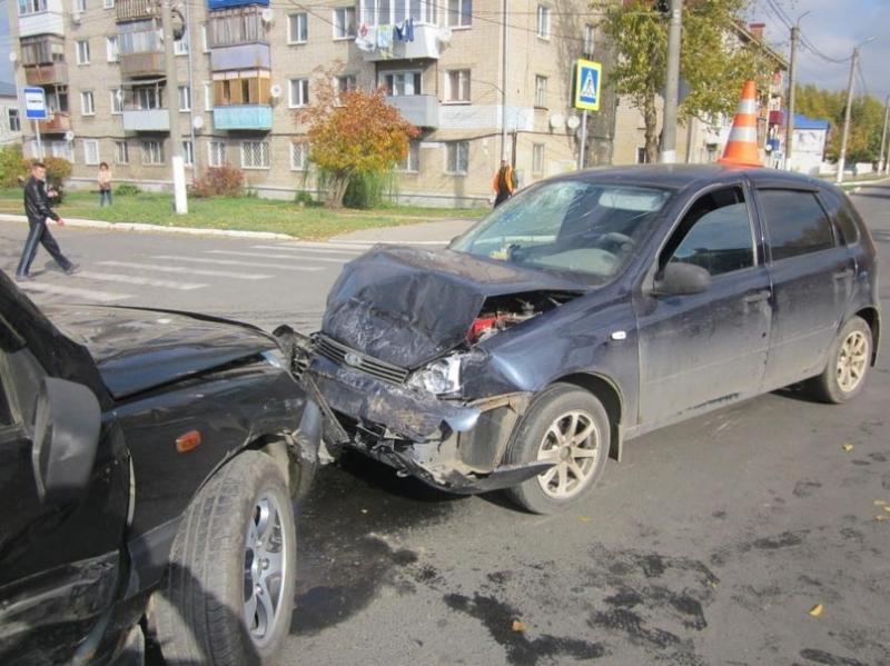 В Чапаевске молодой водитель на "Ниве" влетел в "Калину"