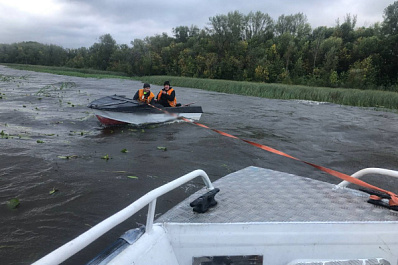 Самарцев на лодке унесло в камыши от сильного ветра
