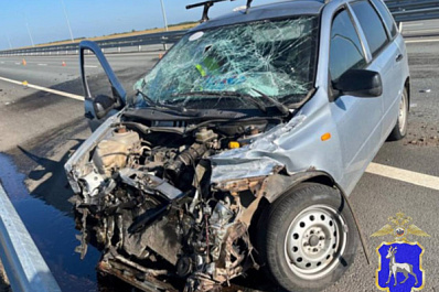 В Самарской области LADA Kalina на автомагистрали врезалась в "отбойник"