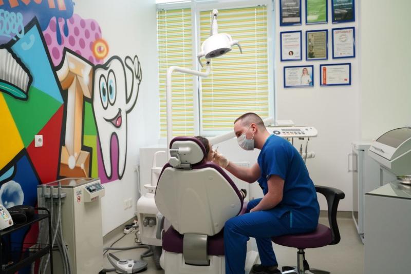 Стоматолог рассказал, как зубной налет превращается в камень