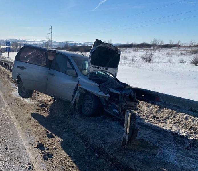 В Самарской области "Гранта" влетела в отбойник после ДТП с грузовиком