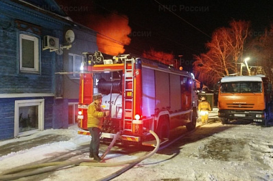 В Самаре ночью 17 февраля пожар охватил 450 "квадратов" дома