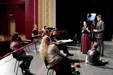 Убийство в эпоху нуара: театр оперы и балета выпускает "Бал-маскарад" Джузеппе Верди