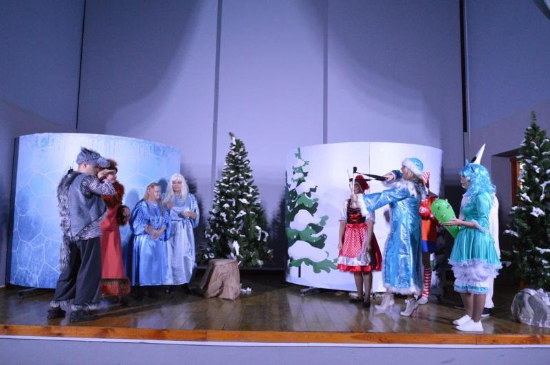 Интерактивный спектакль для детей "Новогодний переполох" показал инклюзивный театр в Сызрани